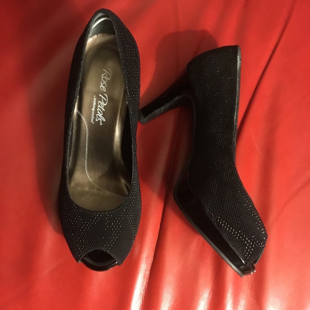New Rose Petals Walking Cradles pumps 6.5 Wide